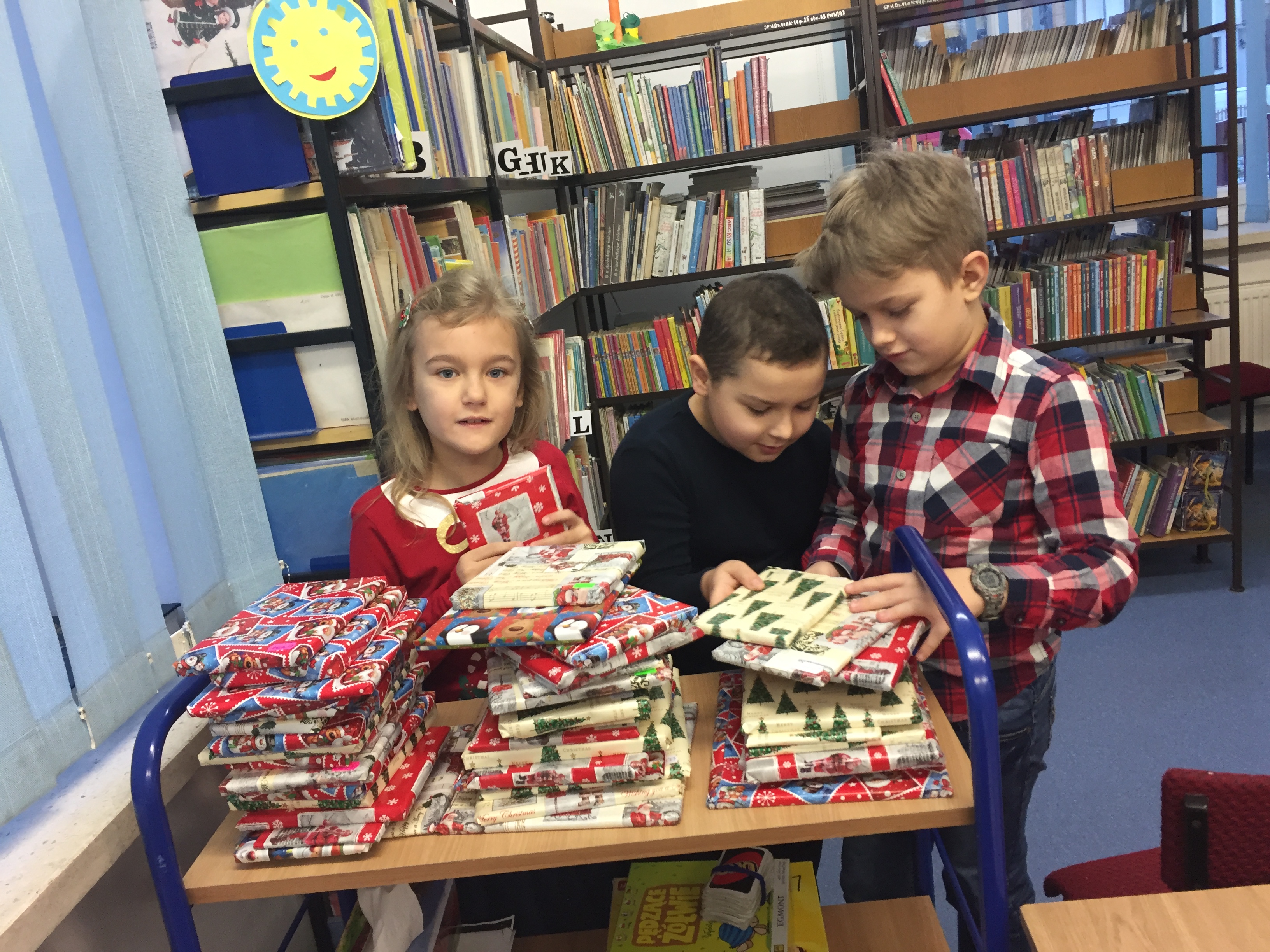 "Wypożycz sobie prezent na święta"- akcja biblioteki szkolnej